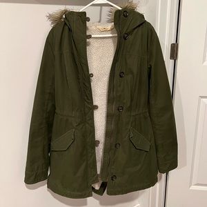 Hollister olive parka. Size medium. Perfect for winter!
